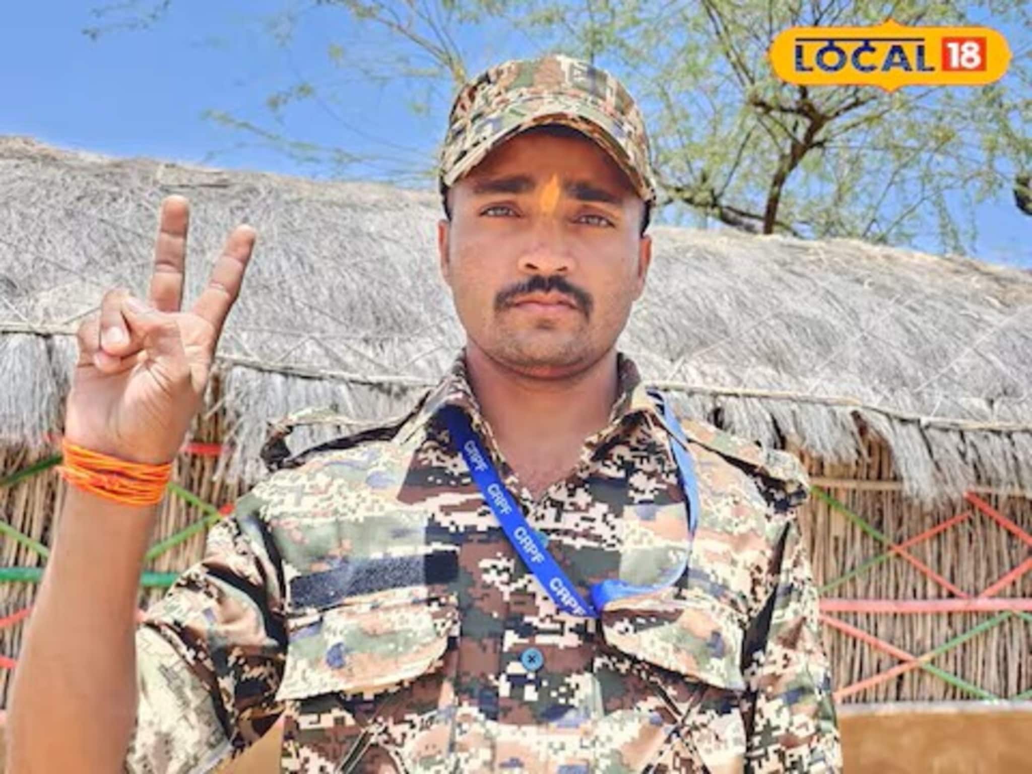 आई अशिक्षित, वडील दहावी पास; पण शेतकऱ्याच्या मुलानं करून दाखवलं, वर्दीवर घरी परतला अन् अख्ख्या गावानं केलं स्वागत