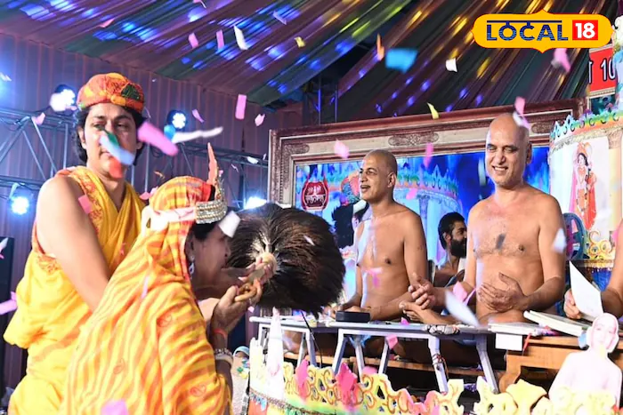 निर्यापक मुनि श्री वीर सागर जी महाराज यांच्या मुनि दीक्षेच्या आधी त्यांचे जवळचे आणि आत्याचे चिरंजीव बडकुल सुभाष चंद्र हे सांगतात की, मुनि वीर सागर जी महाराज यांच्याशी आचार्य श्री यांनी सांगितले होते की, वैराग्य धारण करण्याआधी तुमच्या आई-वडिलांनी जे तुमच्या शिक्षणासाठी पैसे खर्च केले आहेत, ते आधी त्यांना परत करा. मग यानंतर शैलेश उर्फ रिंकू यांनी रात्रंदिवस मेहनत करुन आपल्या शिक्षणाचा खर्च आपल्या आई वडिलांना परत केला. यानंतर 21 ऑगस्ट 2004 रोजी दयोदय तीर्थ तिलवारा घाट जबलपुर येथे आचार्य भगवान यांनी शैलेष उर्फ रिंकू यांना मुनि दीक्षा देत त्यांचे मुनि श्री वीर सागर असे नामकरण केले. 