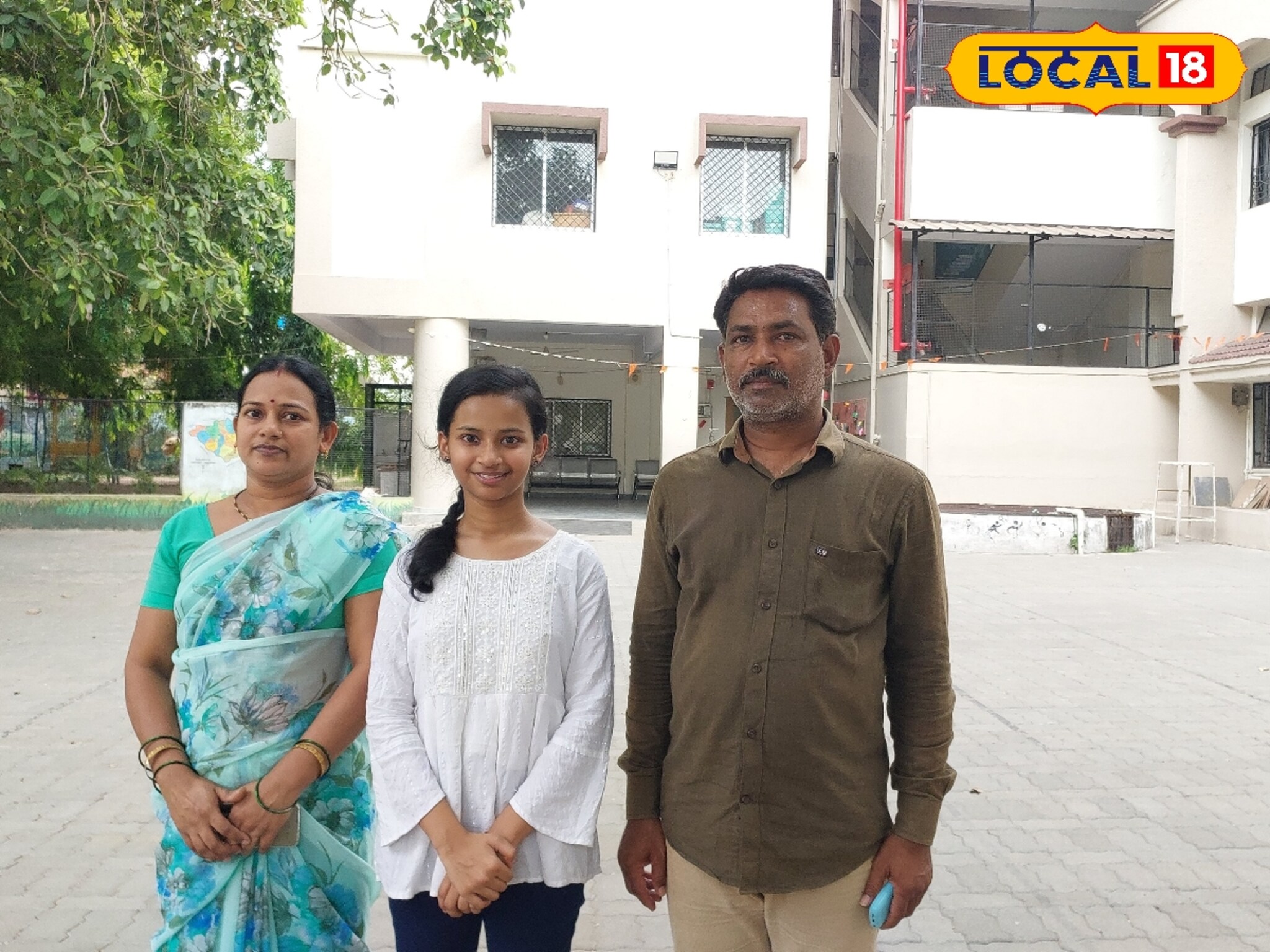 वडील सिक्युरिटी गार्ड असणाऱ्या शाळेत शिकली मुलगी, क्लास न लावता मिळाले 97.8 टक्के गुण
