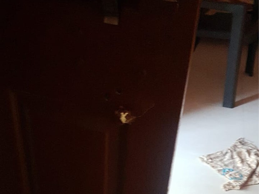 चोरट्यांनी भरदिवसा हा गुन्हा केल्याने नागरिकांना आता एकटं घर सोडून जाण्याची भिती वाटत आहे. घरातील कपाटं उचकवून सुमारे 12 तोळे सोन्याचे दागिने लंपास केली आहेत.