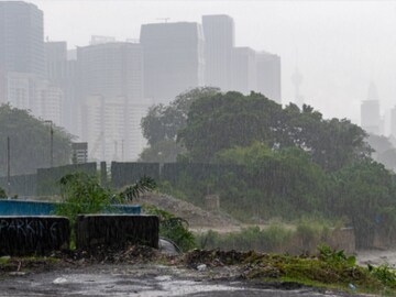 IMD Monsoon Forecast : पुण्यात ढगफुटी; महाराष्ट्रात अतिमुसळधार पावसाचा इशारा IMD Monsoon Forecast : पुण्यात ढगफुटी; महाराष्ट्रात अतिमुसळधार पावसाचा इशारा