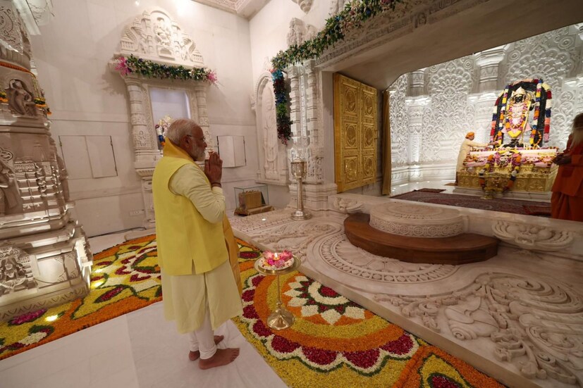 पंतप्रधानांच्या स्वागतासाठी संपूर्ण अयोध्या शहरातील चौकाचौकात भाजप आणि पंतप्रधान मोदींचे झेंडे घेऊन कार्यकर्ते उभे होते.