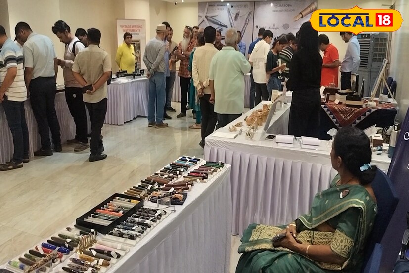  अशातच <a href="https://news18marathi.com/maharashtra/kolhapur/">कोल्हापुरात</a> दोन दिवसीय पेन शोचे आयोजन करण्यात आले होते. पेनाच्या दुर्मिळ आणि विविध शेड्सच्या शाईपासून ते जगभरातल्या 50 हून अधिक ब्रँड्सचे पेन कोल्हापूरकरांना पाहता आणि खरेदी करता आले.