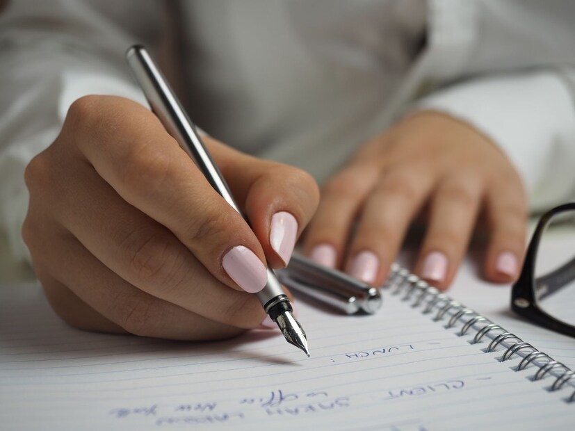 1850 सालापासून फाऊंटन पेनचं मोठ्या प्रमाणात उत्पादन होऊ लागलं. हा पेन लोकांपर्यंत पोहोचला. भारतातील पहिला फाऊंटन पेन डॉ. राधिक नाश साहा यांनी बनवला. त्यांना 1910 साली यासाठी पेटेंटही मिळालं होतं.