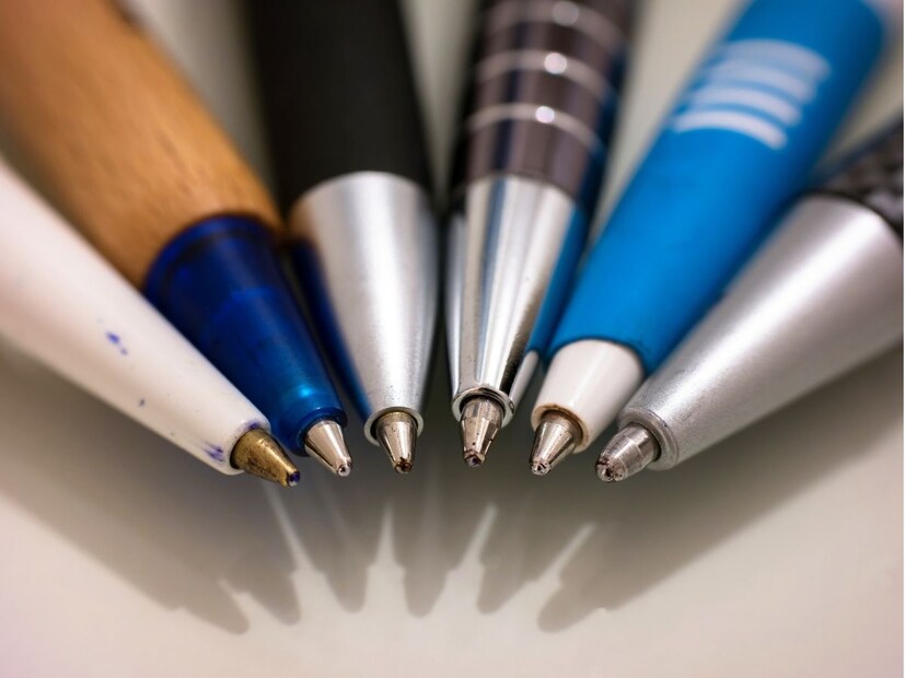 सामान्यपणे निळ्या रंगाच्या शाईच्या पेनाचा वापर मोठ्या प्रमाणात होतो. काळ्या रंगाचा पेनही वापरला जातो. लाल रंगाच्या शाईचा पेनही असतो पण हा पेन शिक्षक लोक जास्तीत जास्त वापरतात.