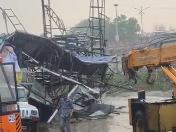 पुण्यात बँड पथकावर कोसळलं भलंमोठं होर्डिंग! नवरदेवाचा घोडाही अडकला; PHOTOS पुण्यात बँड पथकावर कोसळलं भलंमोठं होर्डिंग! नवरदेवाचा घोडाही अडकला; PHOTOS