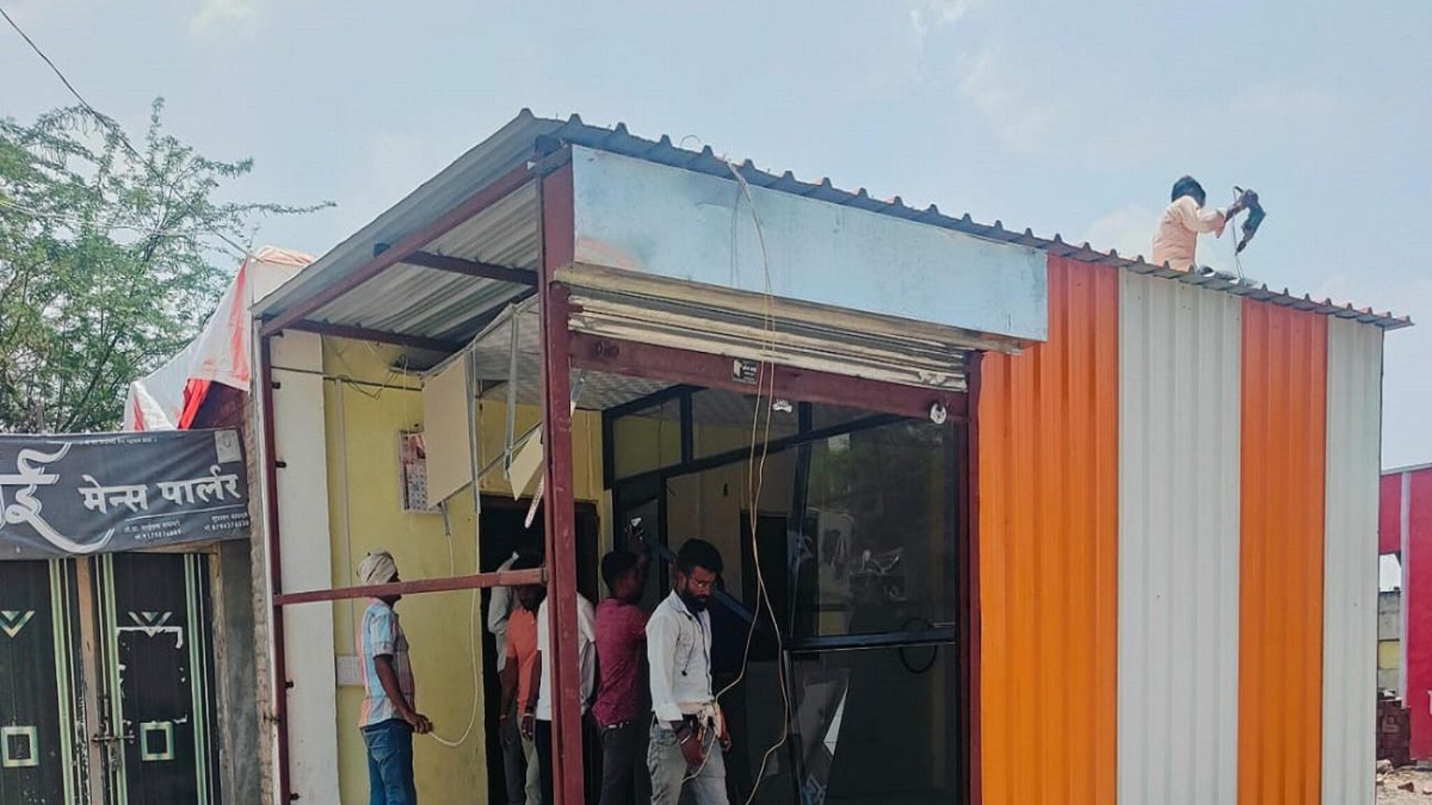 त्याने पत्र्याच्या शेडमध्ये ऑफिस थाटलं अन् 400 कोटी घेऊन पळाला, नगरमधील घटना