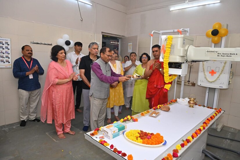  यानंतर श्री साईबाबा संस्‍थानचे मुख्‍य कार्यकारी अधिकारी गोरक्ष गाडीलकर यांचे हस्‍ते देणगीदार साईभक्‍त श्री राजीव मलिक व त्‍यांच्‍या सुविद्य पत्‍नी सिमा मलिक यांचा सत्‍कार करण्‍यात आला. यावेळी मायलॉन कंपनीचे व्‍यवस्‍थापक जितेंद्र खैरे, श्री साईबाबा हॉस्पिटलचे वैद्यकिय संचालक डॉ. प्रितम वडगावे, वैद्यकिय अधिक्षीक डॉ. मैथिली पितांबरे, जनसंपर्क अधिकारी तुषार शेळके, अधिसेविका मंदा थोरात, नजमा सय्यद, बायोमेडीकल विभागाचे इंजिनिअर राजेश वाकडे, तुषार कुटे, श्रध्‍दा कोते व स्‍टोअर किपर सुनिल निकम आदी उपस्थित होते. 