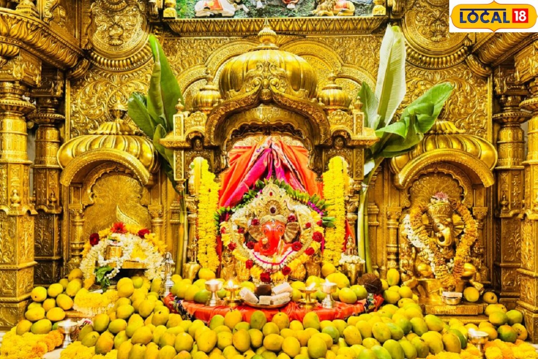 गणपती बाप्पा मोरया...अक्षय्य तृतीयेनिमित्त सिद्धीविनायकाला आंब्यांची आरास