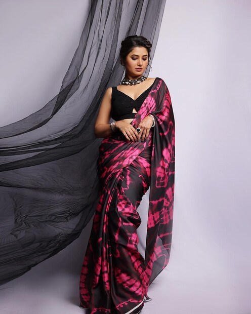 प्राजक्ता माळी महाराष्ट्राची हास्यजत्रा या शोमधून प्रेक्षकांच्या भेटीला येते. 