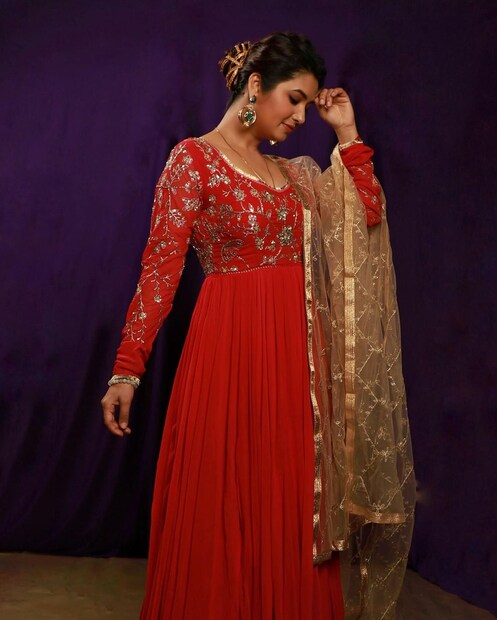 लाल रंगाच्या अनारकलीत प्राजक्ता खूपच सुंदर दिसतेय. तिचे हे फोटो पाहून चाहते फिदा झाले आहेत. 