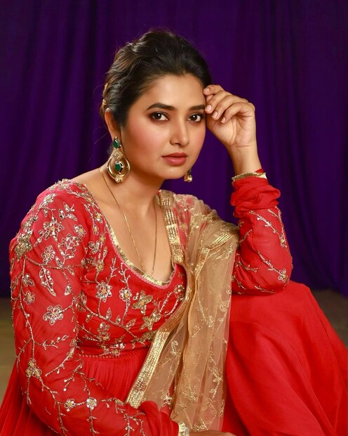 प्राजक्ताची एक झलक पाहण्यासाठी चाहते आसुसलेले असतात. आता प्राजक्ताने नुकतंच तिचे काही फोटो इंस्टाग्रामवर शेअर केलेत. 