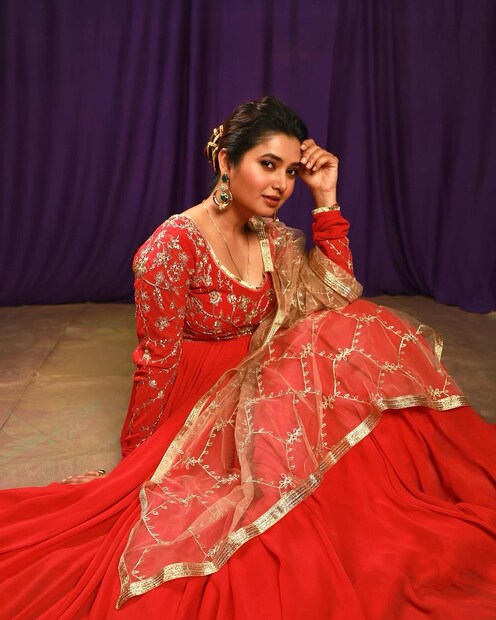 लाल अनारकलीतील प्राजक्ताचे फोटो पाहून चाहते क्लीन बोल्ट झालेत. त्यांनी या फोटोंवर कमेंट्सचा पाऊस पाडला आहे. 