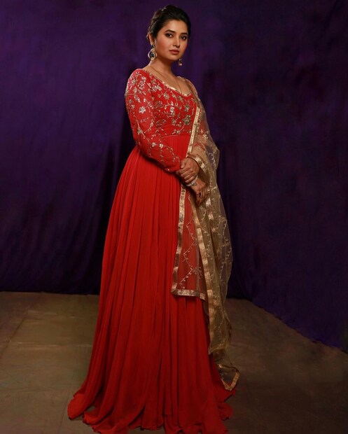 संजय लीला भन्साळींच्या हिरामंडीची प्राजक्तालाही भुरळ पडलीये. तिने या फोटोला सकल बन फूल रहा सरसो! असं कॅप्शन दिलंय. 