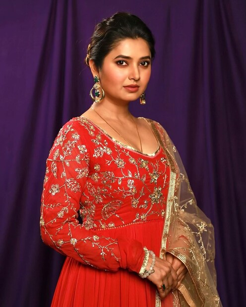 या फोटो प्राजक्ताने सुंदर लाल रंगाचा अनारकली घातला आहे. 