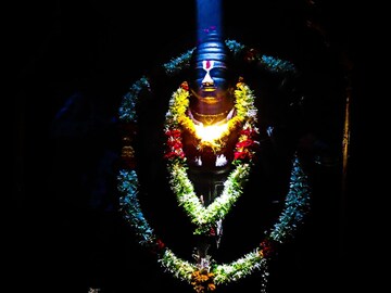 लोणार सरोवराच्या दैत्य सुदन मंदिरात किरणोत्सव! एकादशीला दिसला सुंदर नजारा लोणार सरोवराच्या दैत्य सुदन मंदिरात किरणोत्सव! एकादशीला दिसला सुंदर नजारा
