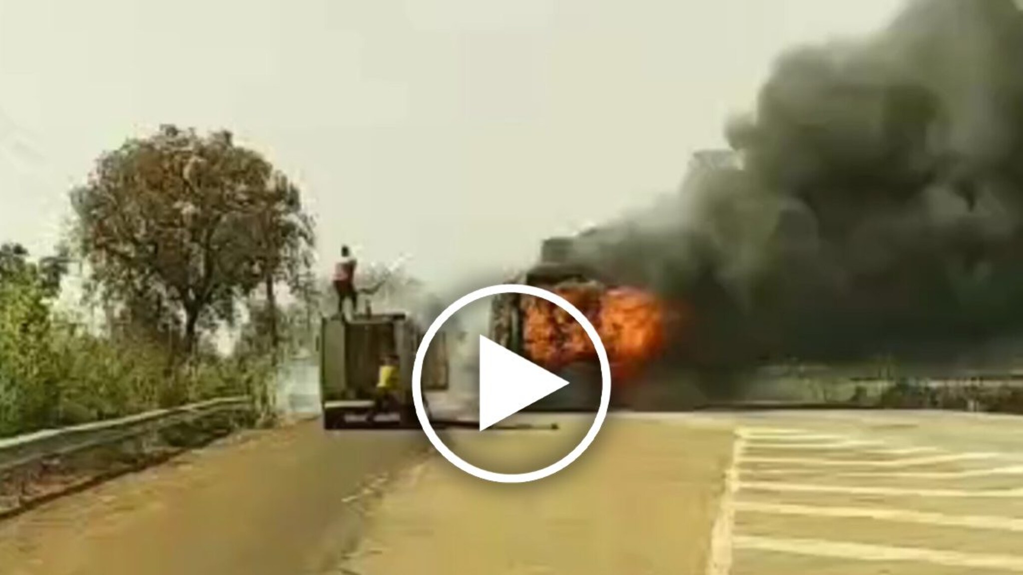 Madhya Pradesh Fire Incident: चारधाम यात्रेकरूंच्या बसचा जळून कोळसा; चालकाच्या हुशारीने वाचले 30 जीव, घटनास्थळाचा Live Video