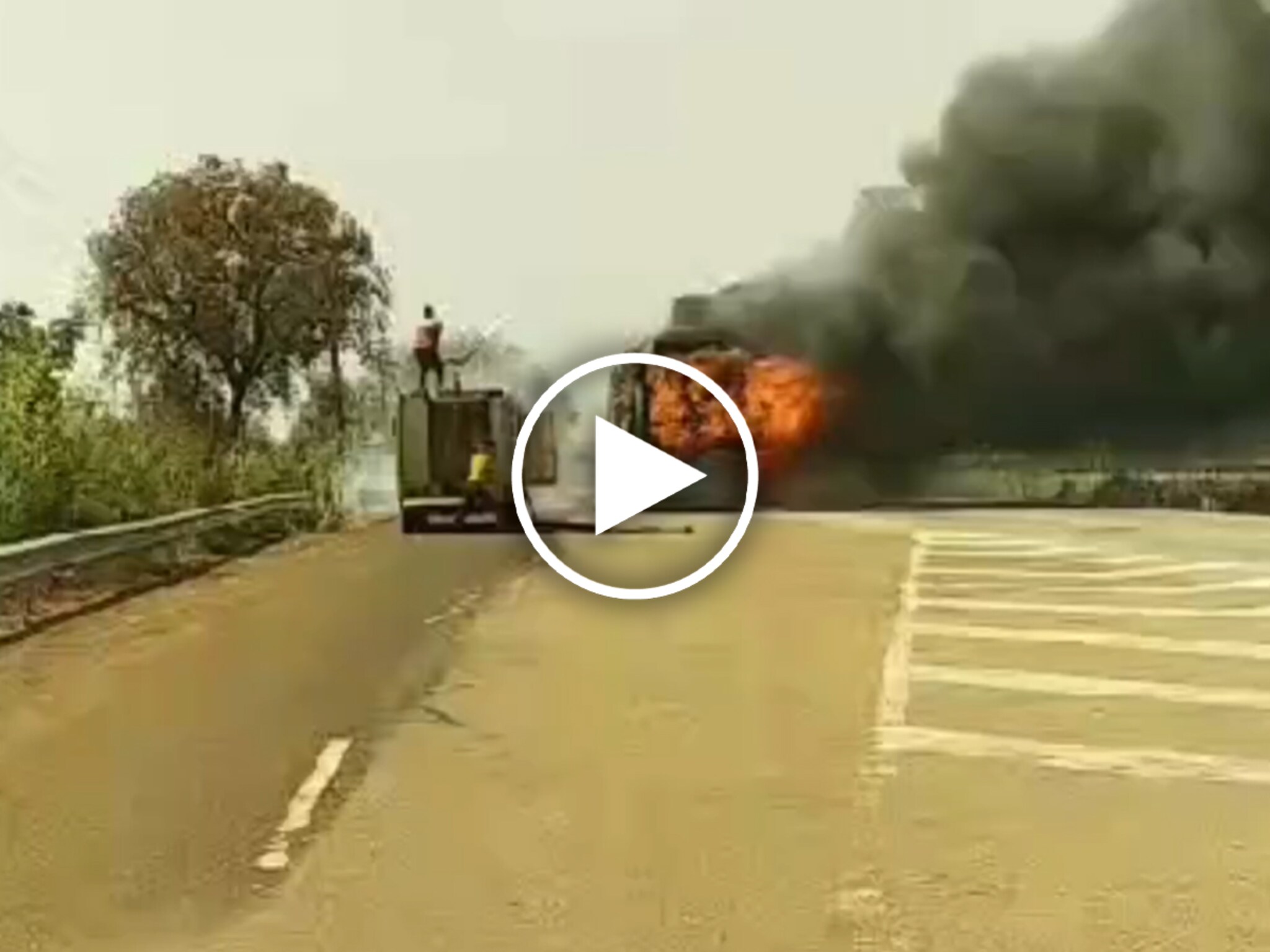 Madhya Pradesh Fire Incident: चारधाम यात्रेकरूंच्या बसचा जळून कोळसा; चालकाच्या हुशारीने वाचले 30 जीव, घटनास्थळाचा Live Video