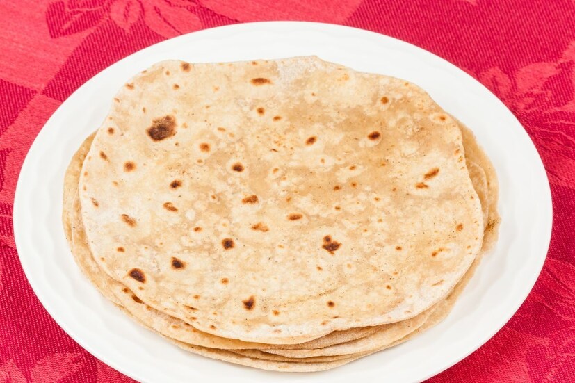 कॅसरोलमध्ये चपात्या ठेवत असताना खाली पेपर टॉवेल पसरवून ठेवा. यामुळे पेपर अतिरिक्त पाणी शोषून घेईल आणि चपात्या ओल्या होणार नाहीत.