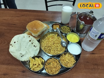 आता मनसोक्त खा मिसळ, पिंपरी चिंचवडमध्ये मिळतेय चक्क 90 रुपयांपासून चिझ थाळी, खवय्यांची असते गर्दी आता मनसोक्त खा मिसळ, पिंपरी चिंचवडमध्ये मिळतेय चक्क 90 रुपयांपासून चिझ थाळी, खवय्यांची असते गर्दी