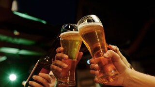  बिअर प्यायल्याने किडनी स्टोन बरा होतो? 