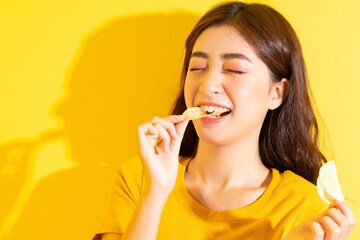 20 रुपयांना मिळणाऱ्या एका चिप्सच्या पॅकेटात किती तेल असतं माहितीये?