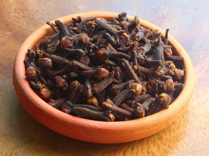 लवंगांमध्ये जीवनसत्त्वे, फायबर, प्रथिने, लोह, कॅल्शियम, पोटॅशियम, फॉस्फरस, मँगनीज, कार्बोहायड्रेट्स आणि अँटीऑक्सिडंट्स आढळतात. लवंग अनेक प्रकारच्या आजारांवरही खूप फायदेशीर आहे. लवंगांमध्ये जीवनसत्त्वे, फायबर, प्रथिने, लोह, कॅल्शियम, पोटॅशियम, फॉस्फरस, मँगनीज, कार्बोहायड्रेट्स आणि अँटीऑक्सिडंट्स आढळतात. लवंग अनेक प्रकारच्या आजारांवरही खूप फायदेशीर आहे.