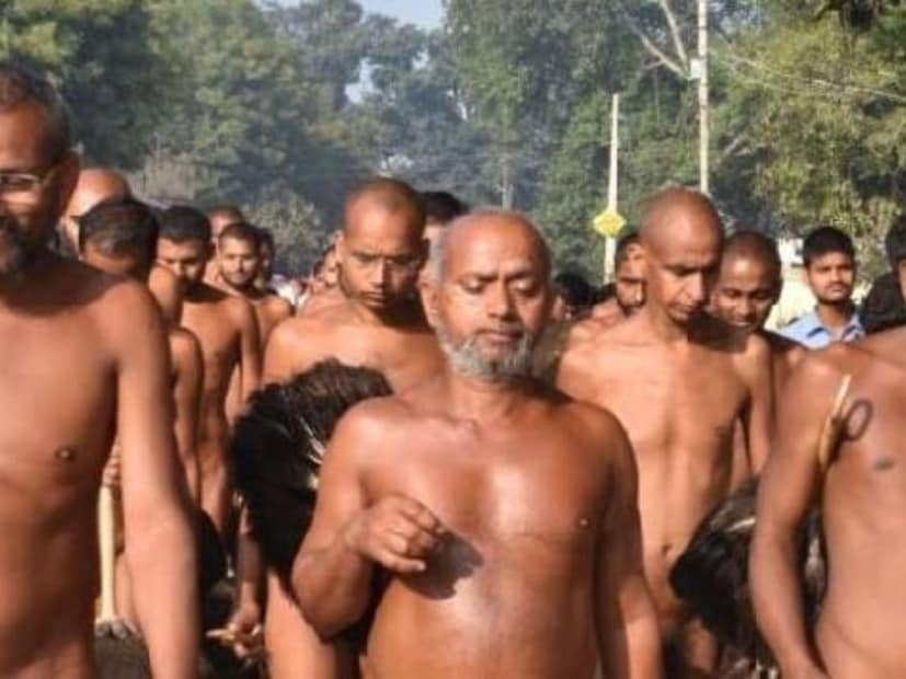 जैन धर्मातले साधू त्यांच्या कठोर साधनेकरिता ओळखले जातात. ते त्यांच्या कठोर साधनेला अगदी देवाचा दर्जा देत असतात. अनेकदा तुम्ही पाहिलं असेल की, जैन साधू कपडेही परिधान करत नाही. यामागे महत्त्वाचं कारण काय आहे, हे तुम्हाला माहिती आहे का? याबाबत जाणून घेऊ या. जैन धर्मातले साधू त्यांच्या कठोर साधनेकरिता ओळखले जातात. ते त्यांच्या कठोर साधनेला अगदी देवाचा दर्जा देत असतात. अनेकदा तुम्ही पाहिलं असेल की, जैन साधू कपडेही परिधान करत नाही. यामागे महत्त्वाचं कारण काय आहे, हे तुम्हाला माहिती आहे का? याबाबत जाणून घेऊ या.