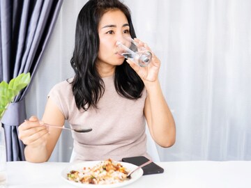 जेवताना प्यायलेलं पाणी विषसमान, असं का म्हणतात तज्ज्ञ? जाणून घ्या यामागचं सत्य