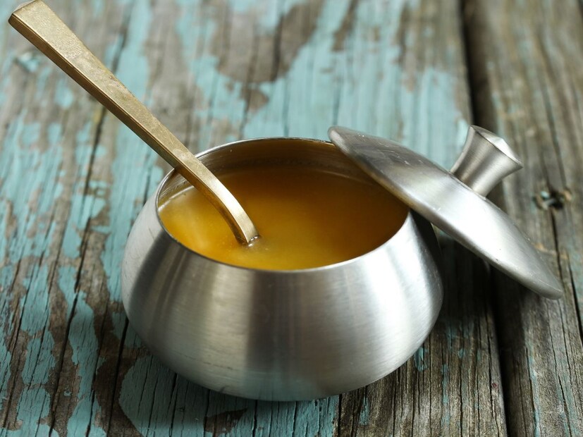 तूप खाल्ल्याने तुम्हाला जास्त काळ पोट भरल्यासारखे वाटते. यामुळे तुम्ही जास्त अन्न नाही, जे तुमचे वजन वाढण्यास नियंत्रणात ठेवण्यास मदत करते.