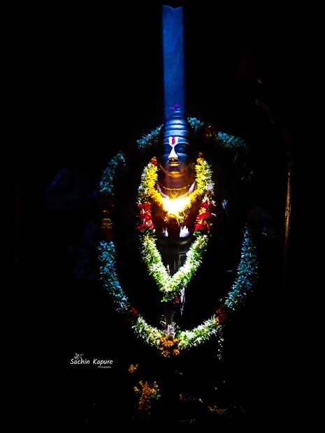 वास्तुशैलीच्या अनोख्या निर्माणामुळे दैत्य सुदन मंदिरातील भगवान विष्णूची ही मूर्ती सूर्यकिरणांनी न्हाहून निघाली आहे. या मूर्तीचे दर्शन घेण्यासाठी लोणारकर देखील सज्ज झाले आहेत. 