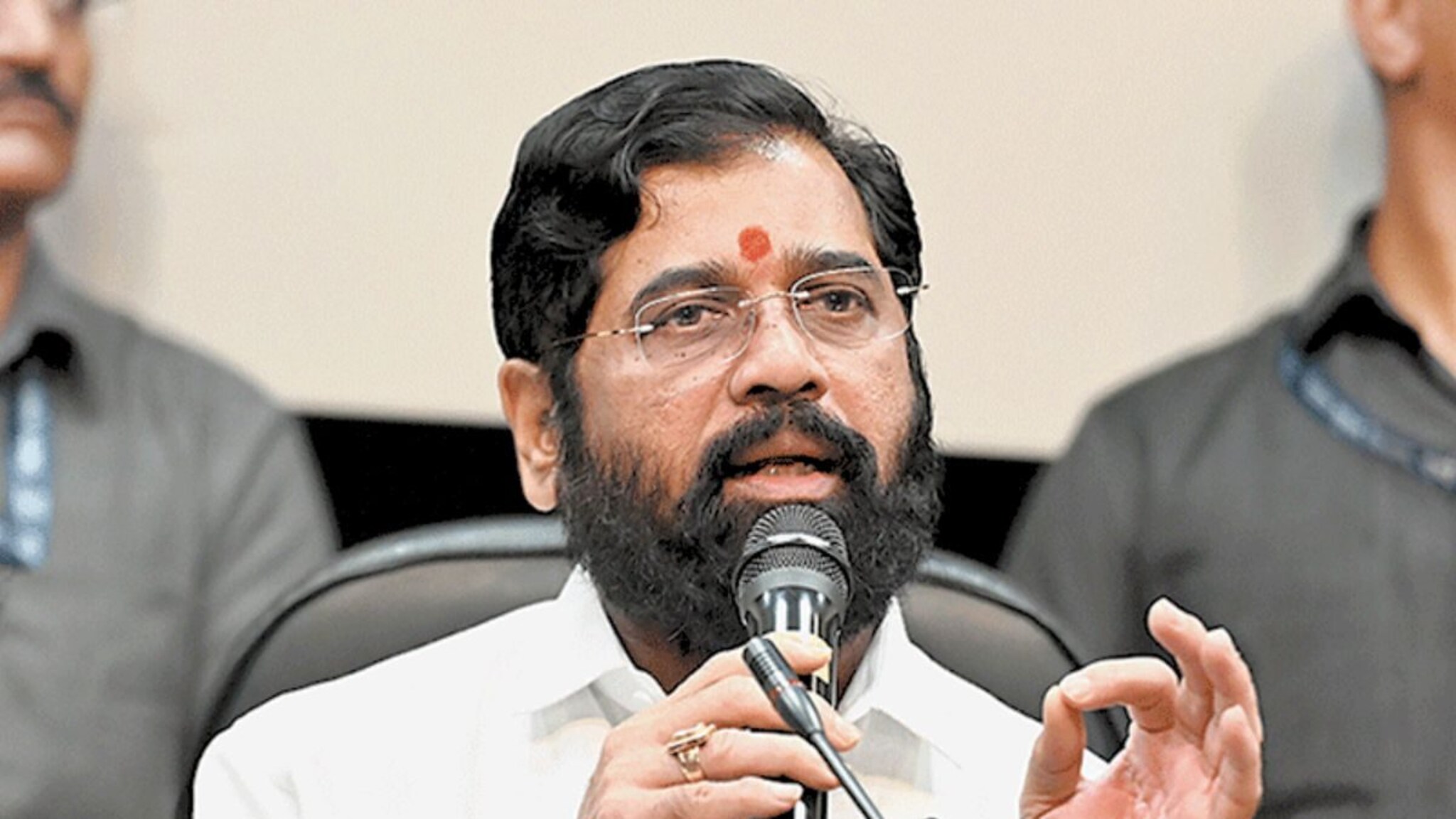 लातूरमध्ये पाणीप्रश्न पेटला! BDO कार्यालयात आत्मदहनाचा प्रयत्न; शिदेंकडून दखल