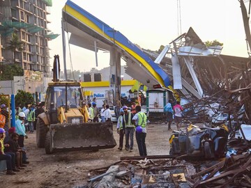 4 फूट पुढे असल्याने.. घाटकोपर अपघातातील टॅक्सीचालकाच्या मृत्यूची Inside Story 4 फूट पुढे असल्याने.. घाटकोपर अपघातातील टॅक्सीचालकाच्या मृत्यूची Inside Story