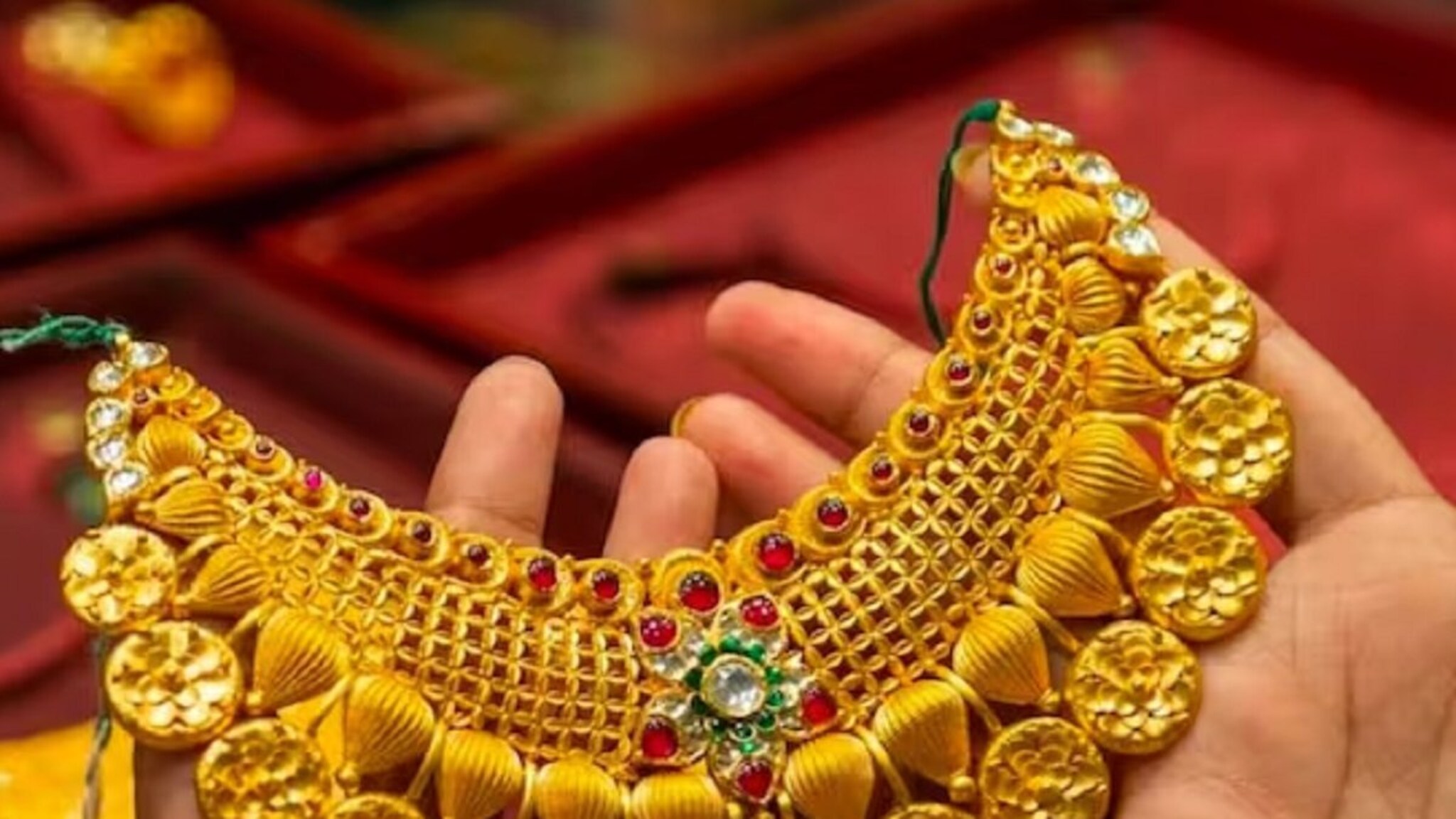 स्वस्त होतंय सोनं! पाच दिवसात दर 3 हजारांनी घसरले, चांदीने मात्र खाल्ला भाव