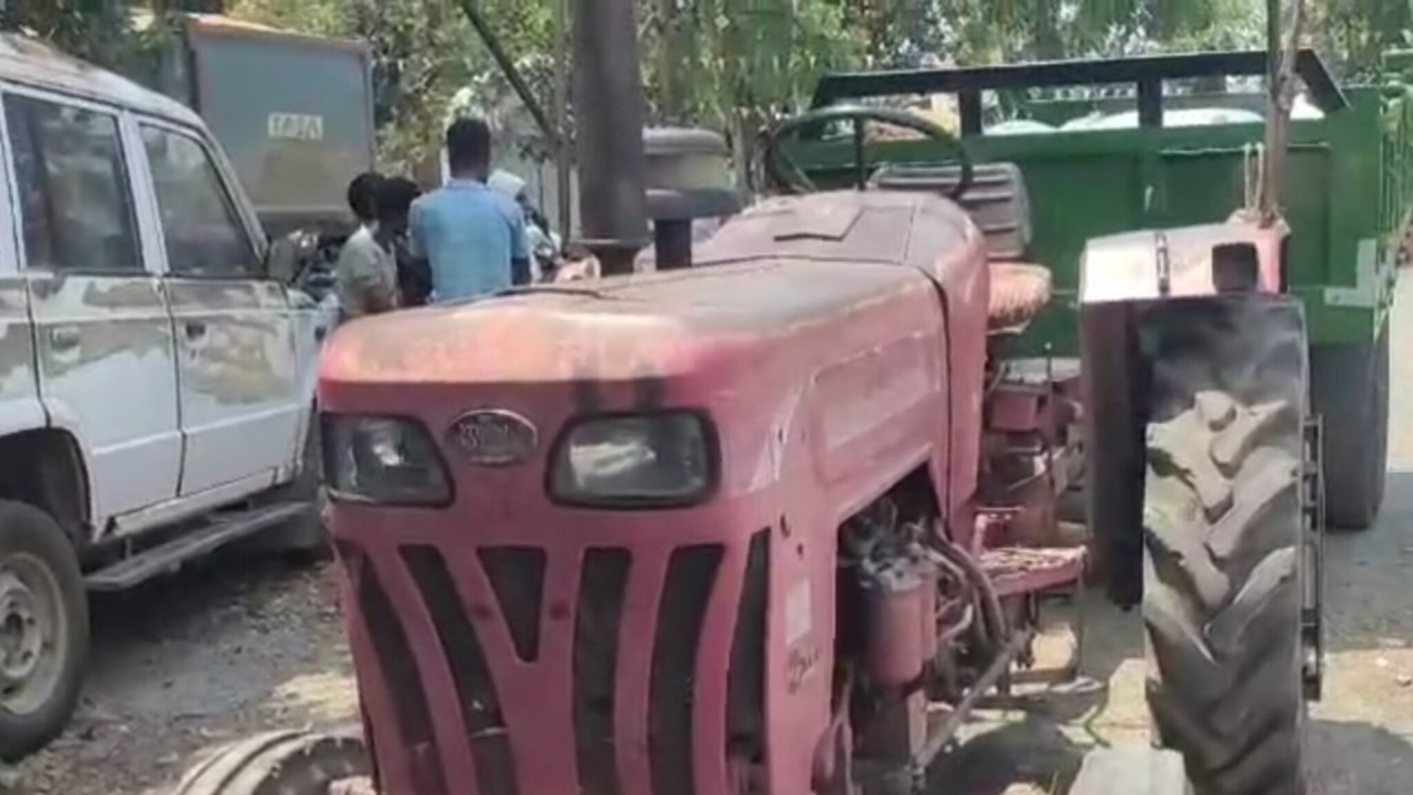 आणखी एक नशेचा बळी, कपडे धूत असलेल्या महिलेला ट्र्रॅक्टरखाली चिरडलं