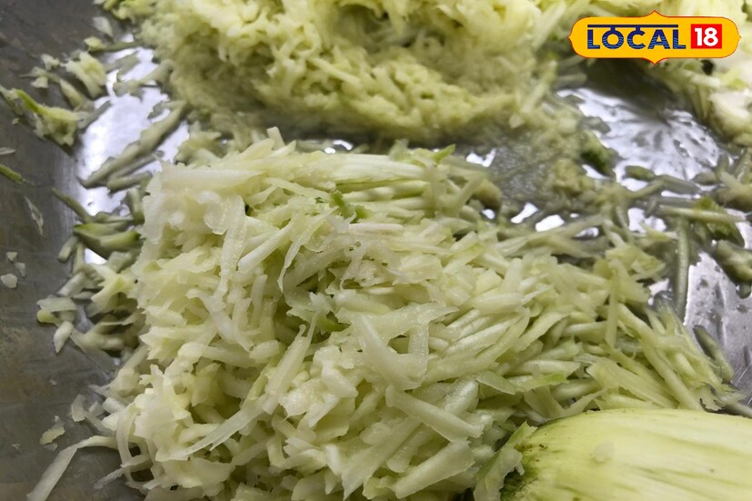 एक किलो आंब्याच्या कैऱ्यांचा किस असेल तर तुम्ही 800 ग्राम बारीक केलेला गूळ घालू शकता. त्याचप्रमाणे यामध्ये केसर घातल्यानंतर आणखी चव वाढू शकते. मिश्रणामध्ये गुळ घातल्यानंतर हे सगळं मिश्रण एकजीव करून घ्यायचं.
