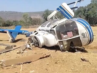हेलिकॉप्टर सुषमा अंधारे यांच्यासमोरच क्रॅश झालं. हेलिकॉप्टरचे तुकडे झाले आहेत. या हेलिकॉप्टरमधून पायलटला सुखरुप बाहेर काढण्यात आलं. हेलिकॉप्टर सुषमा अंधारे यांच्यासमोरच क्रॅश झालं. हेलिकॉप्टरचे तुकडे झाले आहेत. या हेलिकॉप्टरमधून पायलटला सुखरुप बाहेर काढण्यात आलं.