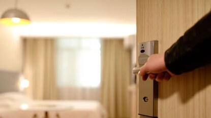 बेडखाली फेका पाण्याची बाटली