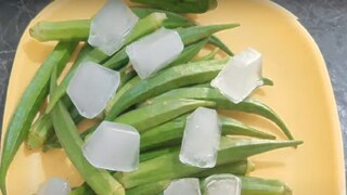 भेंडीत बर्फ टाकताच कमाल झाली (फोटो सौजन्य : युट्यूब व्हिडीओ ग्रॅब)