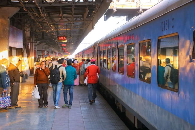 पीएनआर नंबर असल्याने तुम्हाला असा फायदा होईल की, तुम्ही तिकीट हरवल्यानंतरही तुम्ही एखाद्या कॅफेमध्ये जाऊन ऑनलाइन तिकीट खरेदी करू शकतात. सोबतच, टीटीलासुद्धा पीएनआर नंबर सांगून तिकीट काढायला सोपे होईल. 