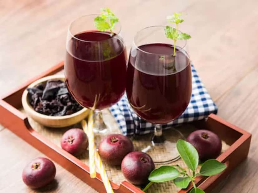 असं बनवा कोकम आगळ : हे फळ कोकम चवीला गोड आणि आंबट असते आणि त्याचा रंग गडद लाल, जांभळा असतो. पिकलेल्या कोकम फळांच्या साली, गर आणि मीठ हे सर्व वापरून आगळ तयार केले जाते. सर्वात आधी रतांबे म्हणजेच कोकमाचे मध्यभागी चिरुन आतील बिया काढून घ्या. असं बनवा कोकम आगळ : हे फळ कोकम चवीला गोड आणि आंबट असते आणि त्याचा रंग गडद लाल, जांभळा असतो. पिकलेल्या कोकम फळांच्या साली, गर आणि मीठ हे सर्व वापरून आगळ तयार केले जाते. सर्वात आधी रतांबे म्हणजेच कोकमाचे मध्यभागी चिरुन आतील बिया काढून घ्या.