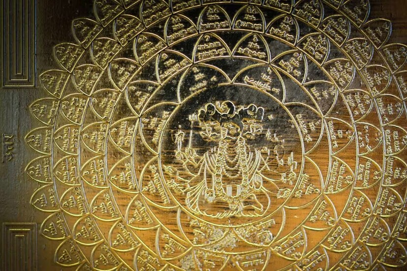 ॐ श्रीं ह्रीं क्लीं श्रीं क्लीं वित्तेश्वराय नमः॥ जर एखाद्या व्यक्तीने दररोज कुबेर मंत्राचा जप केला तर ती व्यक्ती धनहानी टाळू शकते. याशिवाय व्यवसायात आणि नोकरीत नफा मिळतो. कुबेर देवाच्या कृपेने साधकाला उत्पन्नाचे नवे स्रोत मिळतात आणि त्याच्या आर्थिक स्थितीतही सुधारणा दिसून येते.