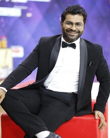 हातात बिअरच्या बाटल्या अन् समोर बिकिनीत 2 फॉरेनर, कुशल बद्रिकेचे ते PHOTO VIRAL