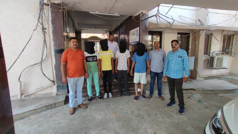 या कारवाई दरम्यान पोलिसांनी आरोपी गुलामभाई भवसंगबाई राज (वय 46), साबीर शरीफ शेख (वय 31) या दोघांना पाच दारुच्या भरलेल्या बॅगांसहित पकडले. त्यांच्याकडे अधिक चौकशी केली असता त्यांचे आणखी दोन साथीदार बोरिवली रेल्वे स्थानकाच्या प्लॅटफॉर्म क्रमांक 8 येथे उभे असल्याचे सांगितले. 