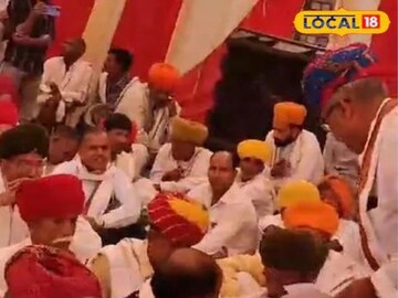 लग्नसोहळ्यातील दृश्य. लग्नसोहळ्यातील दृश्य.