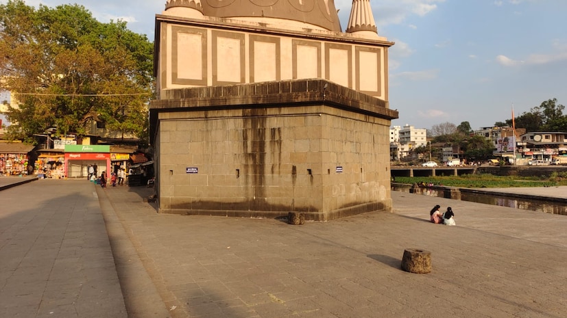 वाईतील प्रसिद्ध गणपती मंदिराची बांधणी ही मत्स्याकार स्वरुपाची आहे. कृष्णा नदीच्या काठी हे मंदिर असून पुराच्या पाण्यापासून संरक्षणाची योग्य ती काळजी घेण्यात आलीय. त्यासाठी गर्भगृहाच्या मागच्या भिंतीची रचना नावेच्या टोकासारखी म्हणजेच मत्स्याकार बांधलेली आहे. मत्स्याकार रचनेमुळे नदीची पाणी पातळी वाढल्यानंतर पाणी दुभंगलं जातं. त्यामुळे पाण्याचा दाब कमी होतो आणि मंदिर सुरक्षित राहतं, असं गोखले सांगतात.