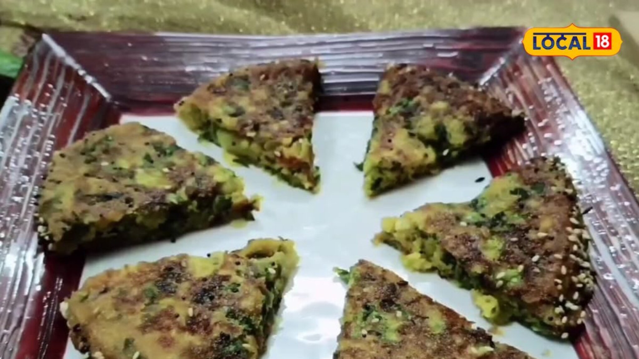 नाश्त्याला नेहमीचेच पदार्थ खाऊन कंटाळा आलाय? मग बनवा रवा हांडवो, आवडीने खाल