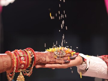 वराला लटकवून चप्पलनं मारतात, लग्नातील या विचित्र परंपरेविषयी तुम्हाला माहितीय का