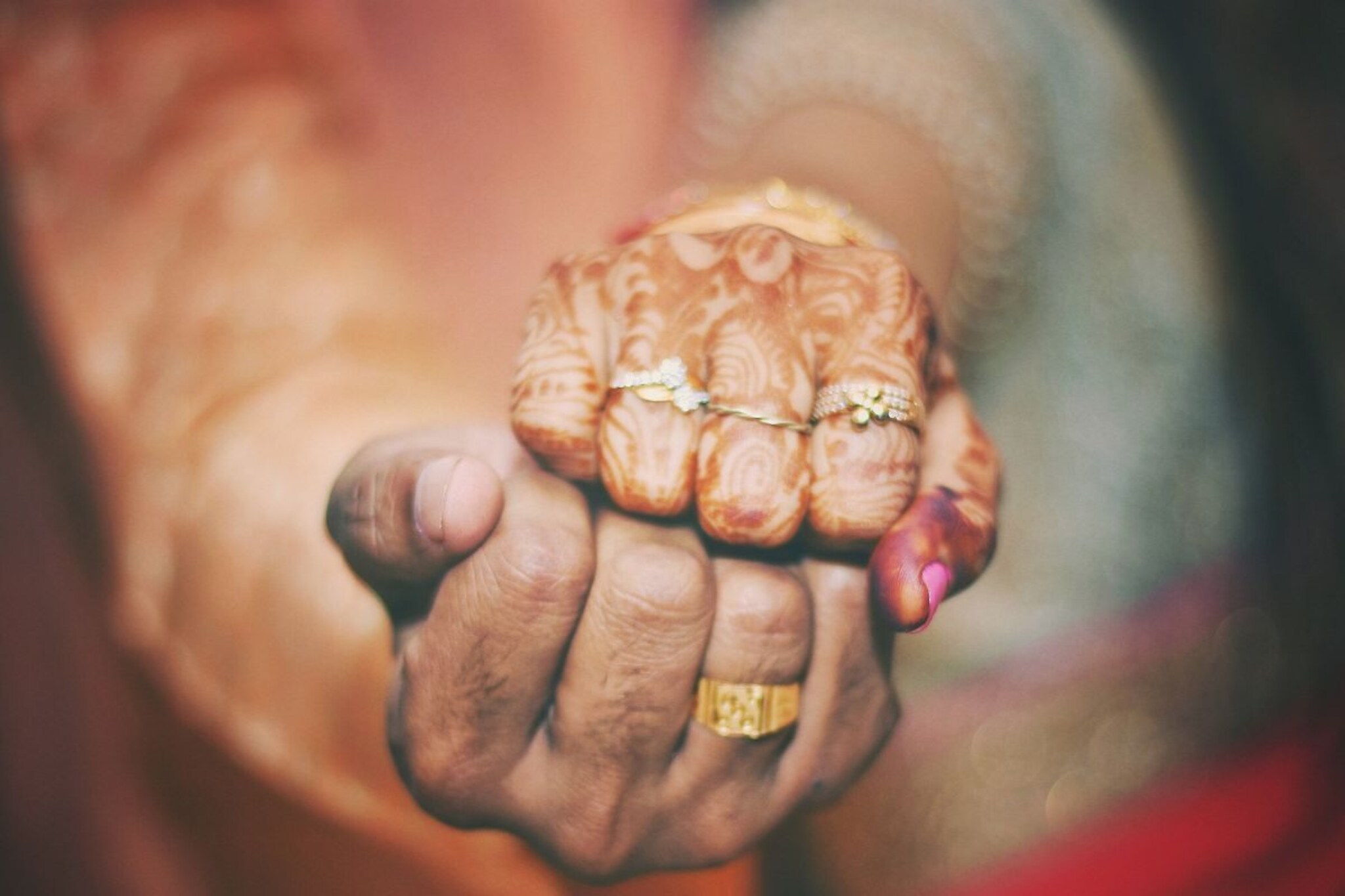 वराला लटकवून चप्पलनं मारतात, लग्नातील या विचित्र परंपरेविषयी तुम्हाला माहितीय का