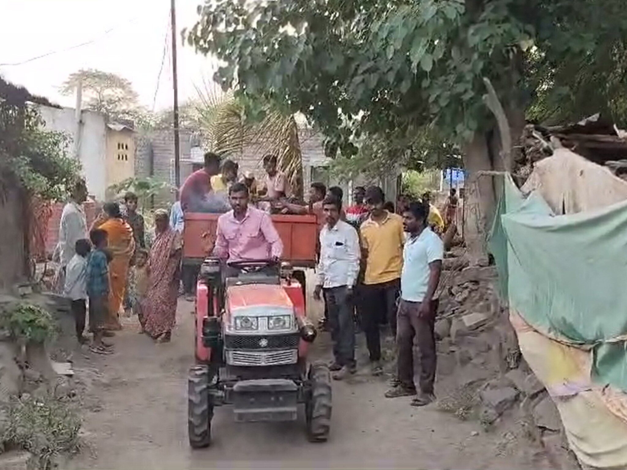 उष्माघाताने वानराचा बळी! अंतिम संस्कारासाठी जमलं अख्ख गाव; PHOTOS